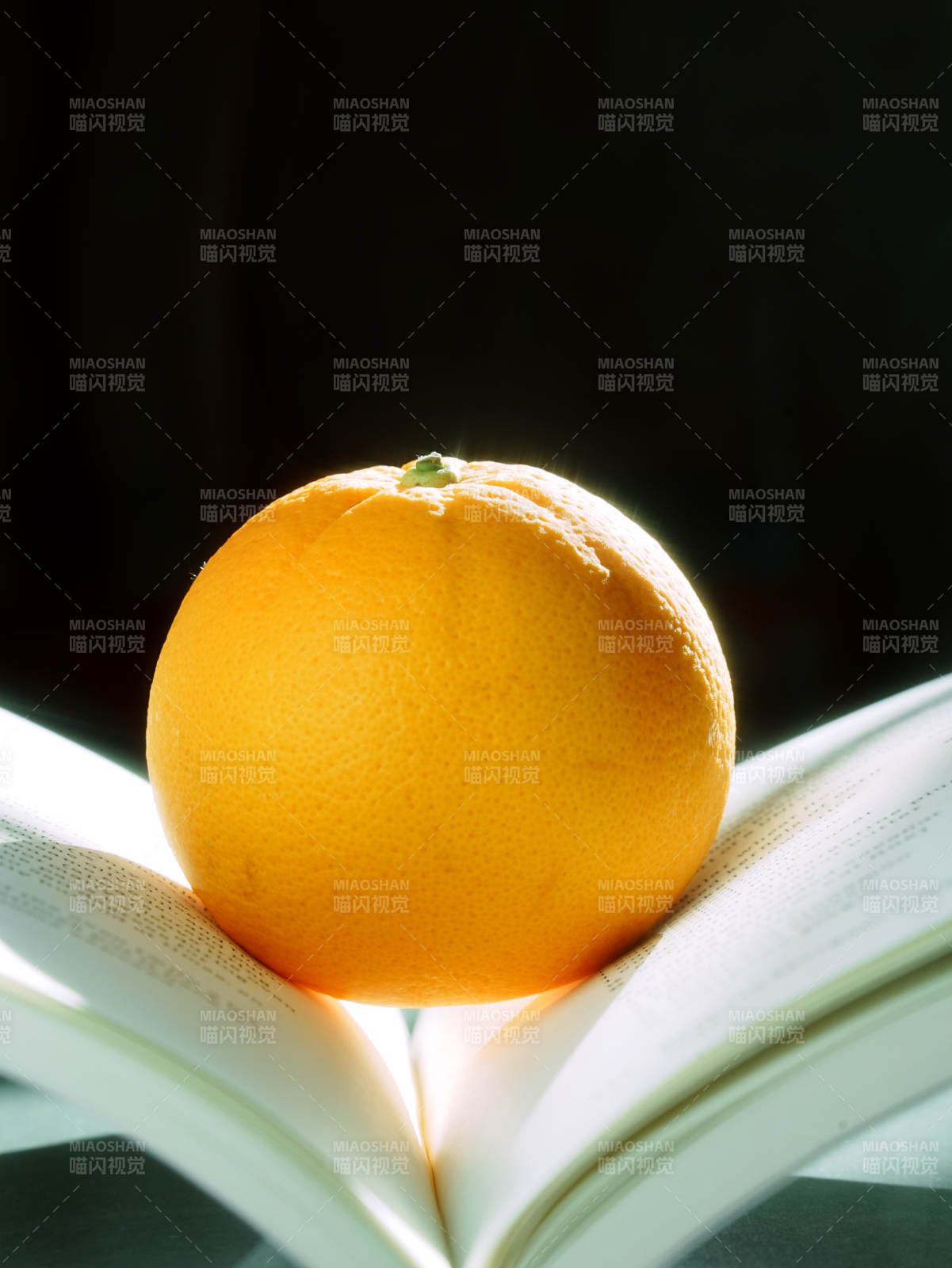 橙子與書的光影交錯