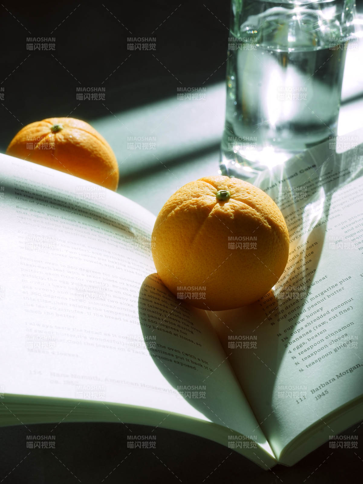橙子與書的靜謐時光