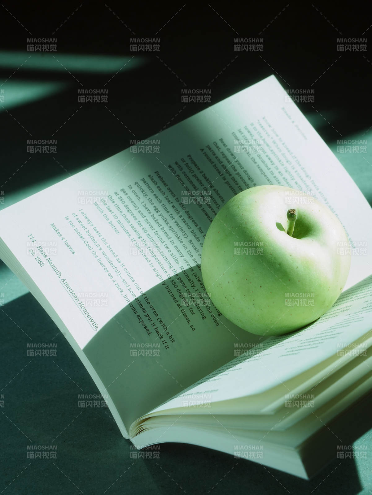 書頁上的青蘋果
