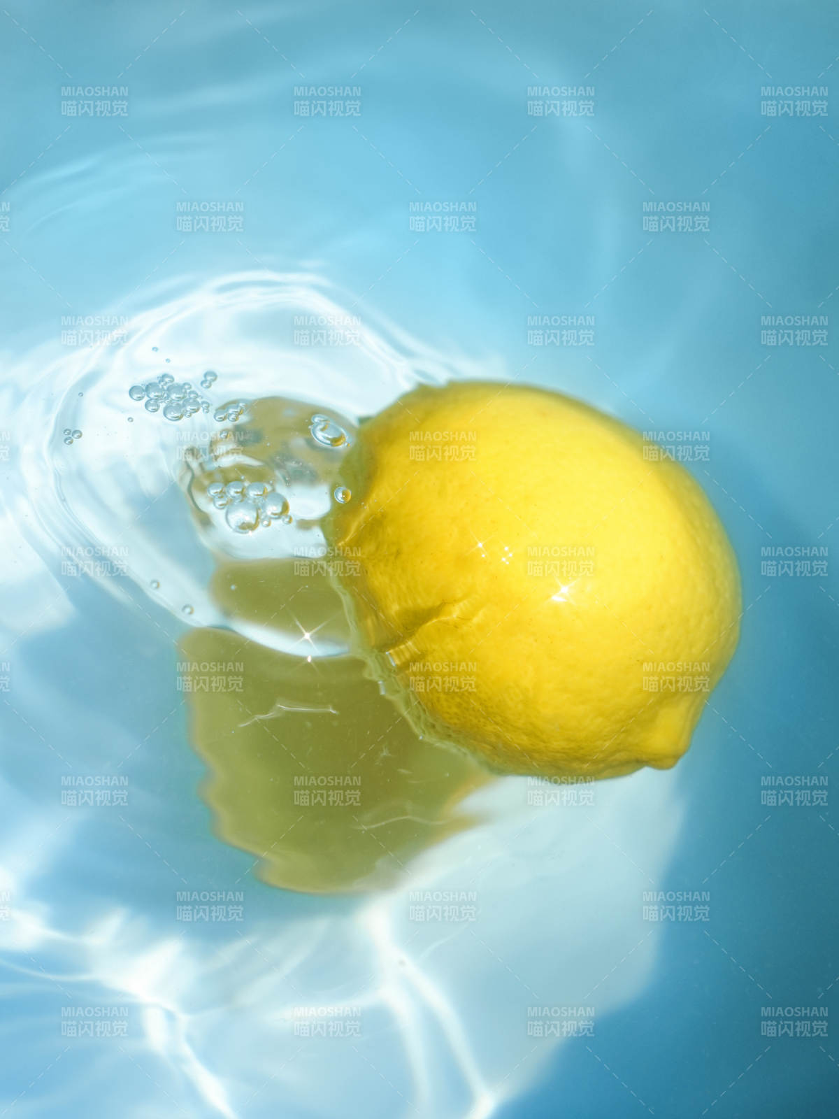 檸檬在水中漂浮