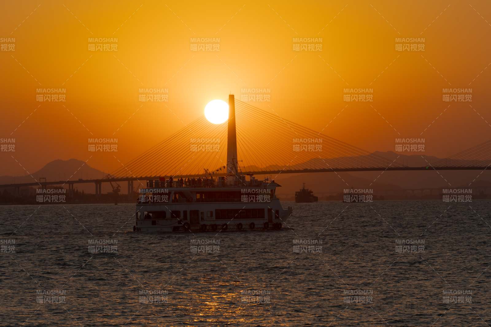 夕陽下的橋與船影