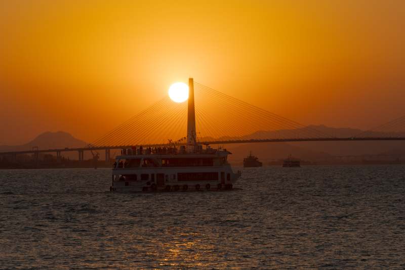 夕陽下的橋與船影
