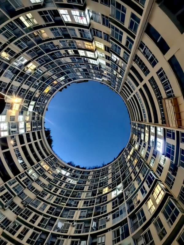 螺旋建筑的天空視角