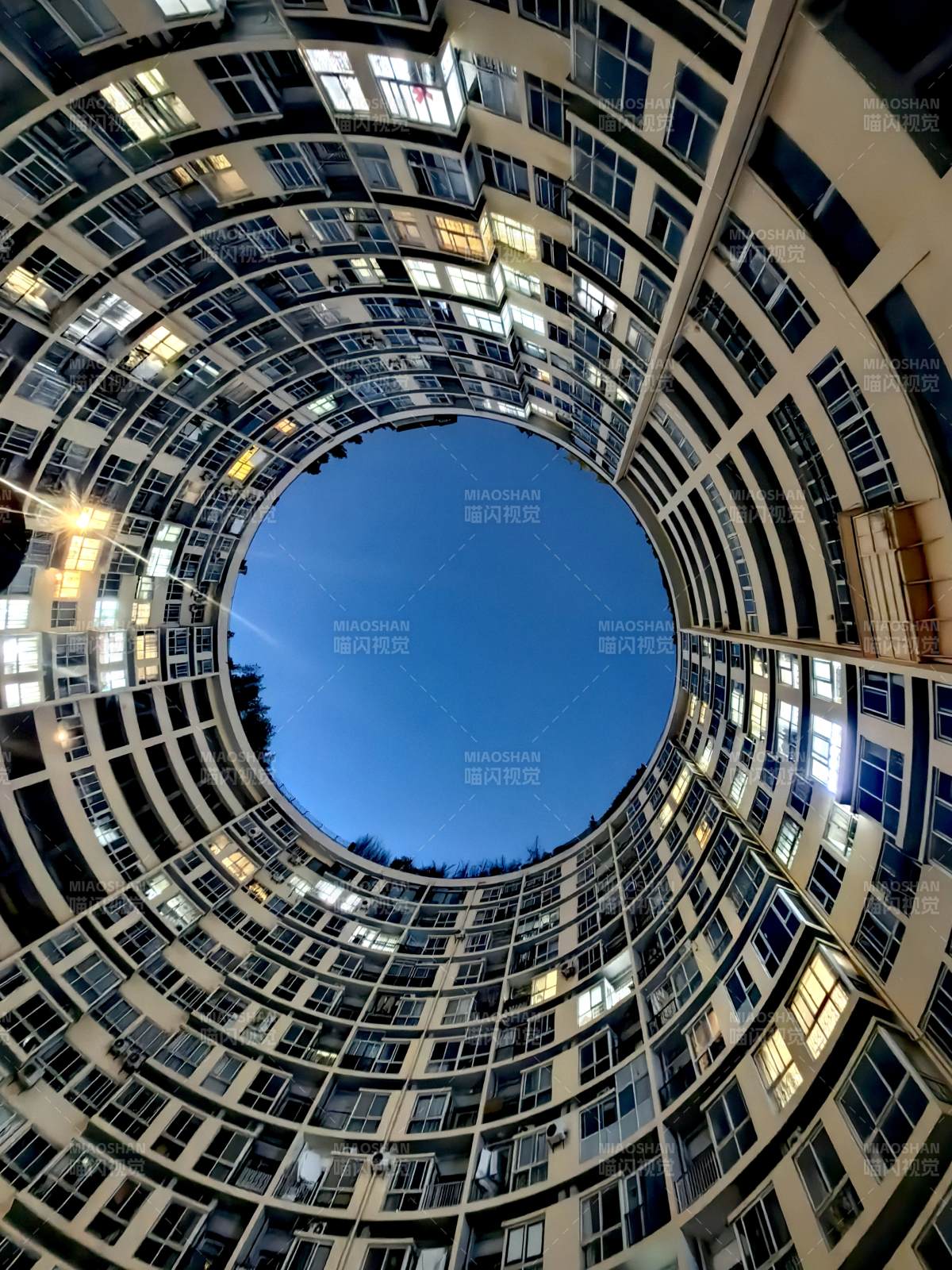 螺旋建筑的天空視角
