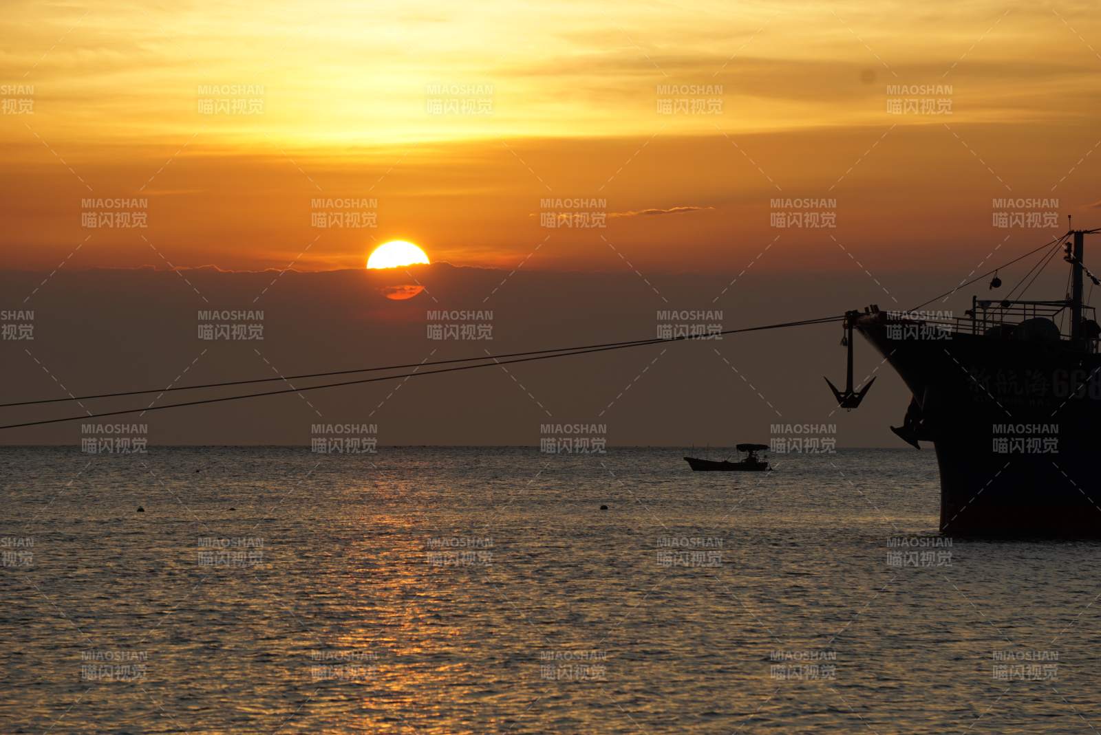 夕陽下的漁船剪影