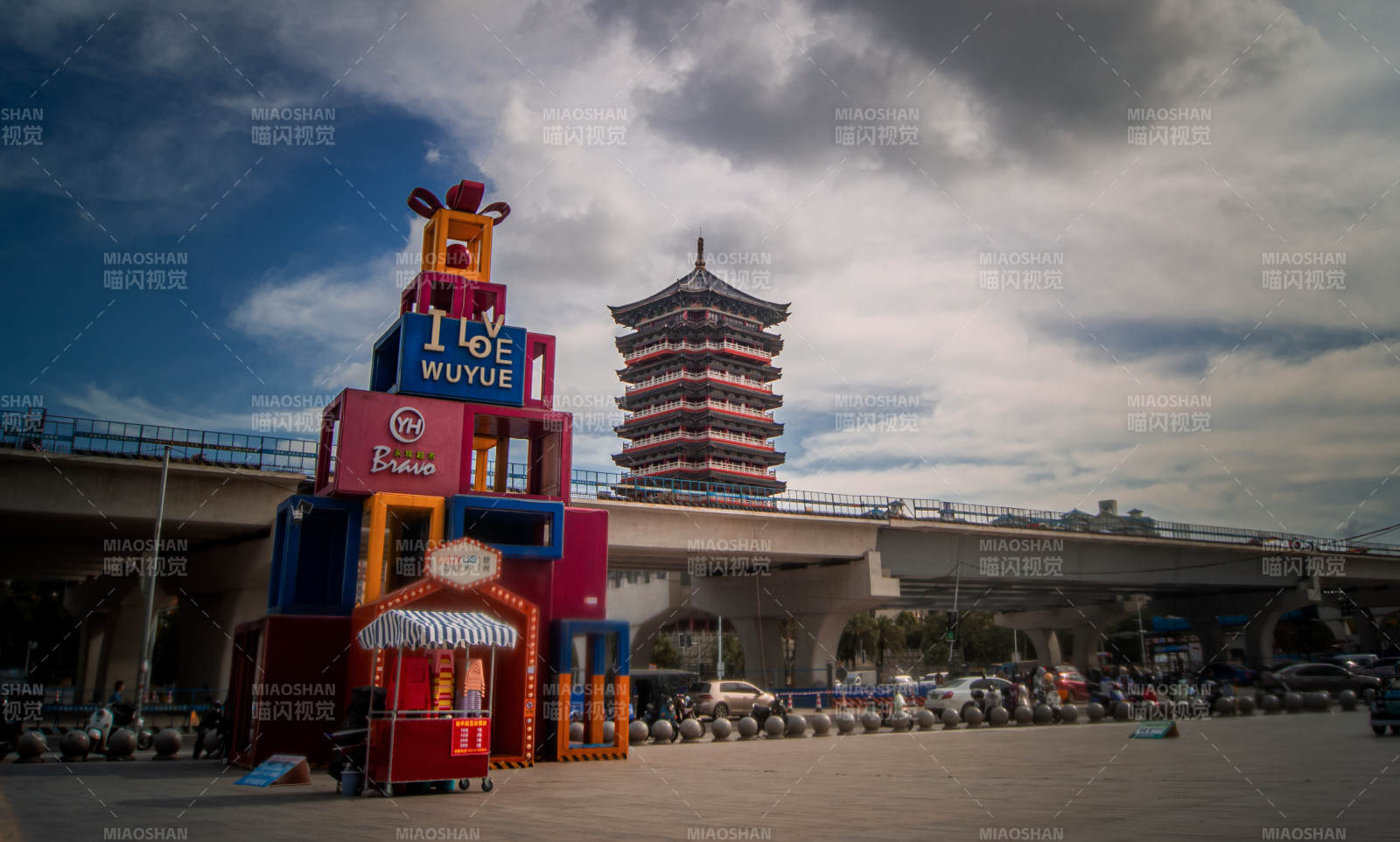 五彩建筑與古塔相映成趣