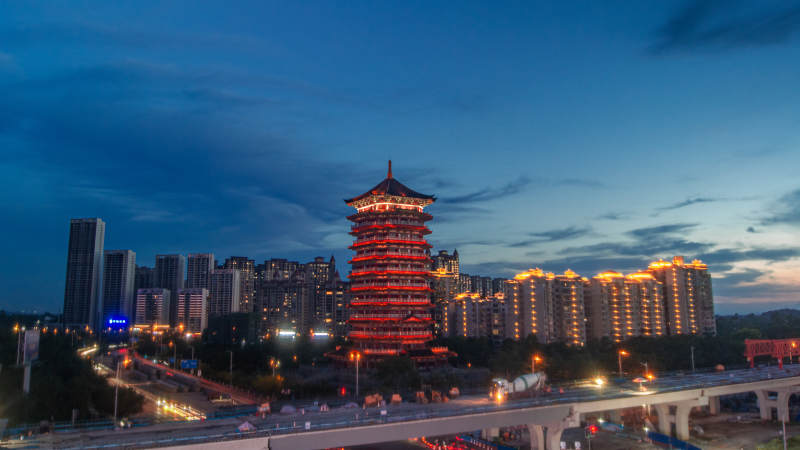 夜幕下的古塔與城市燈火