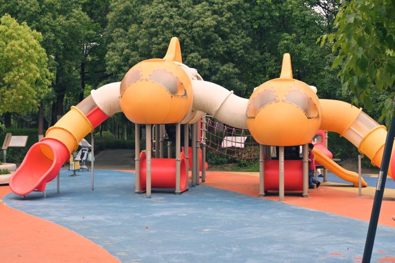 兒童樂園滑梯設施