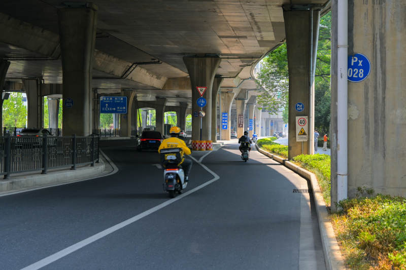 城市高架橋下騎行場景