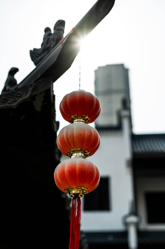 紅燈籠映襯古建筑之美