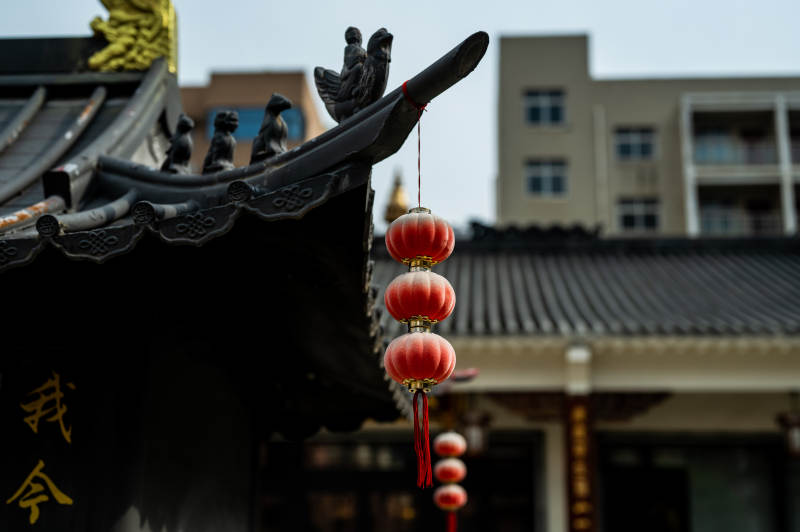 古建筑上的紅燈籠裝飾