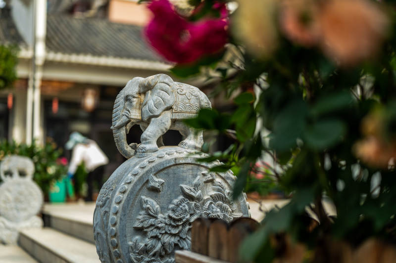 石雕大象與花卉點綴庭院