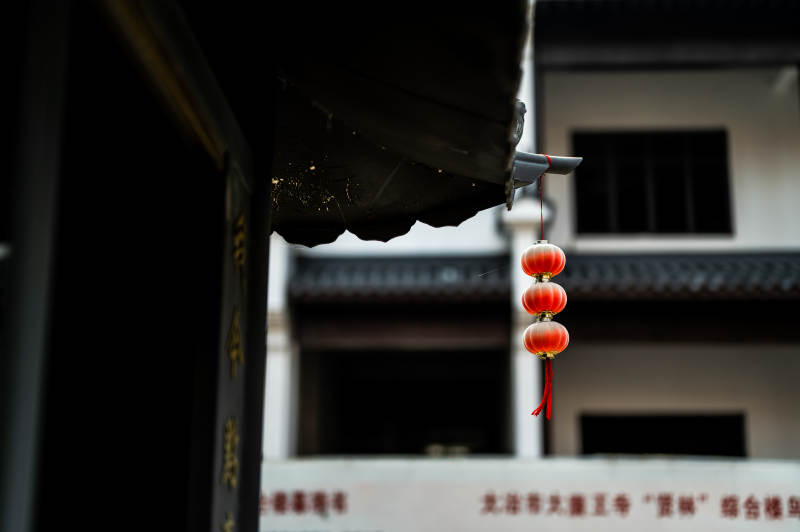 古建筑下的紅燈籠裝飾