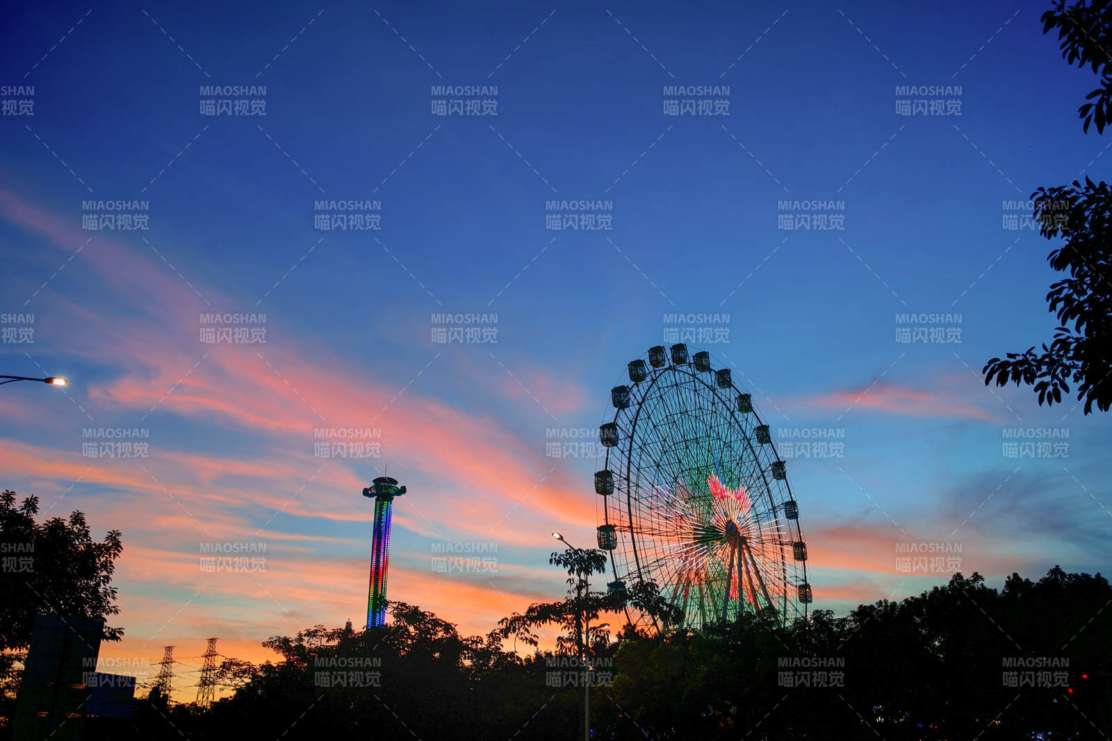 夕陽下的摩天輪