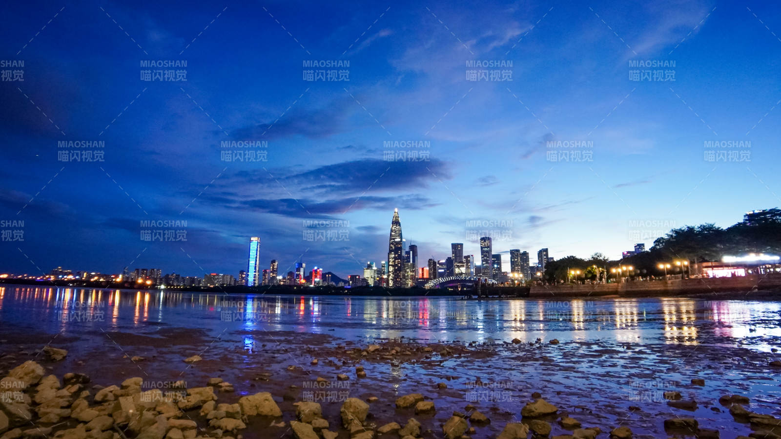 深圳灣夜幕下的城市倒影
