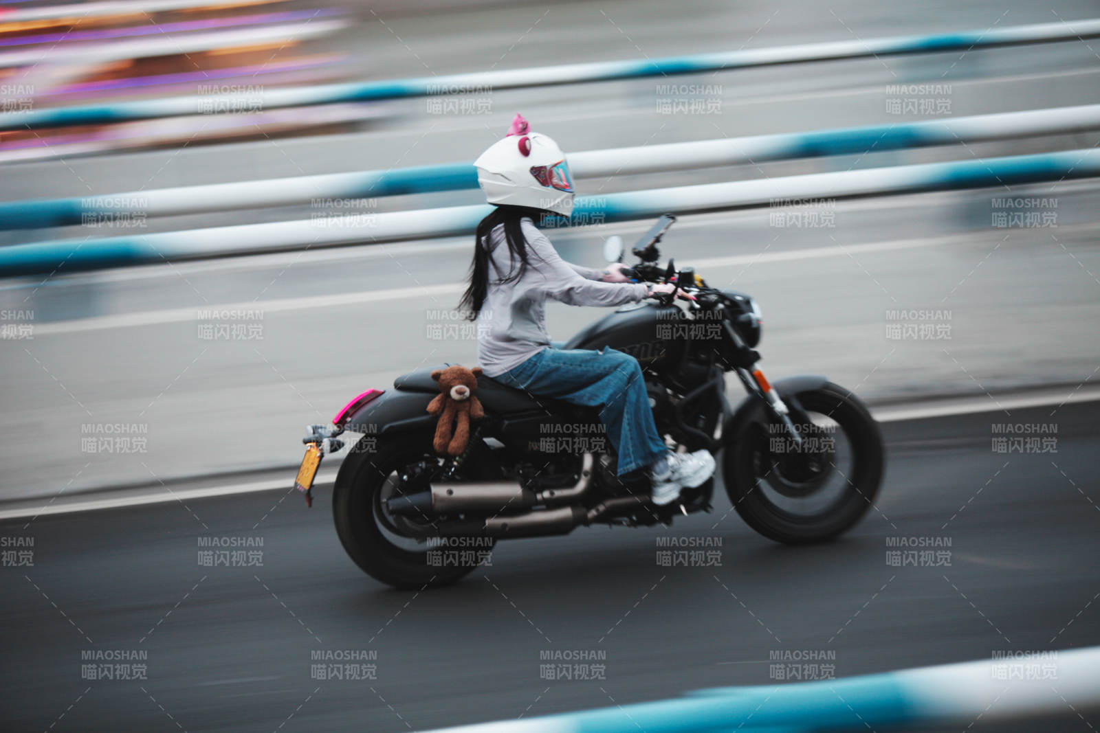 街頭摩托少女疾馳