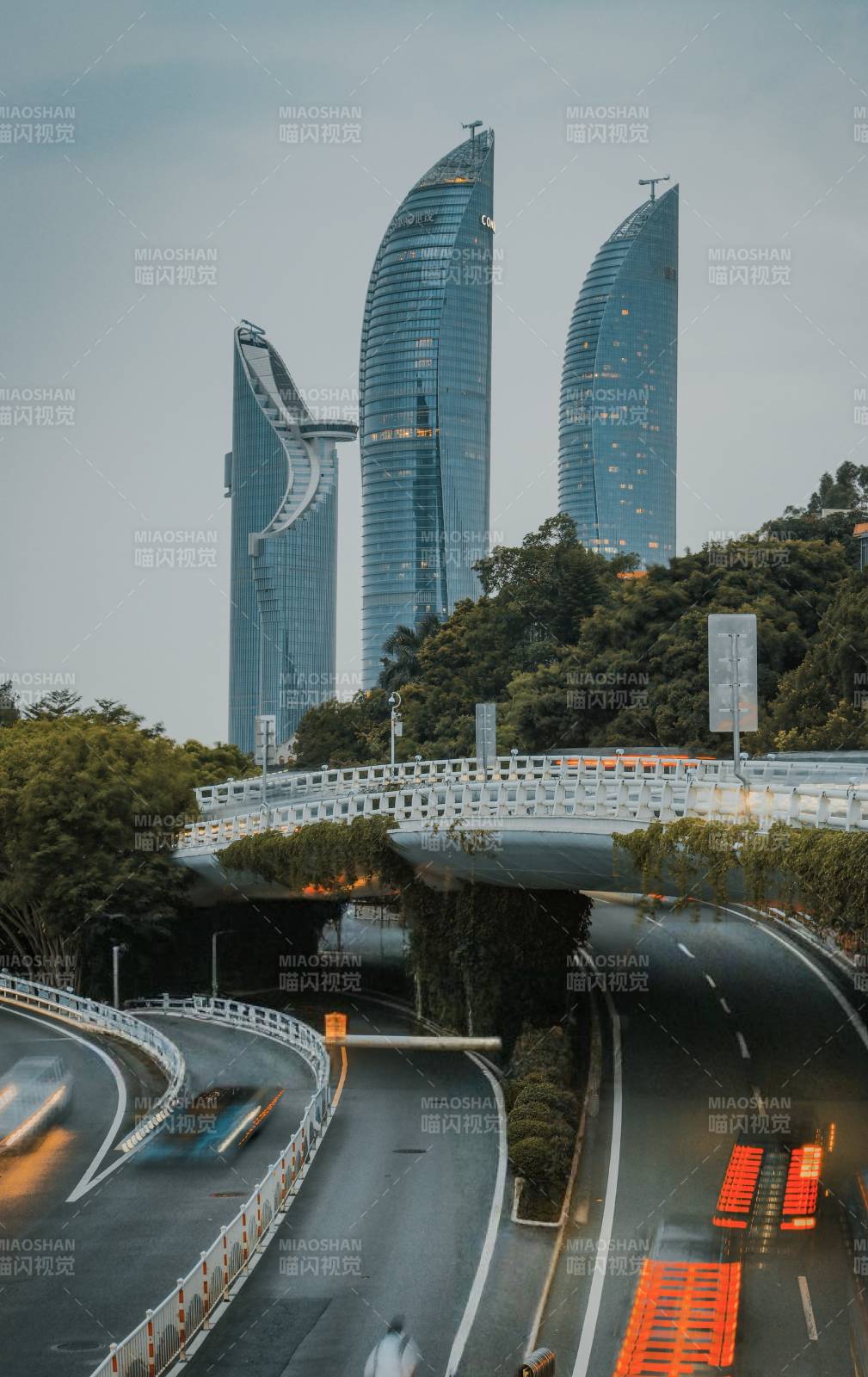 城市高架與摩天大樓