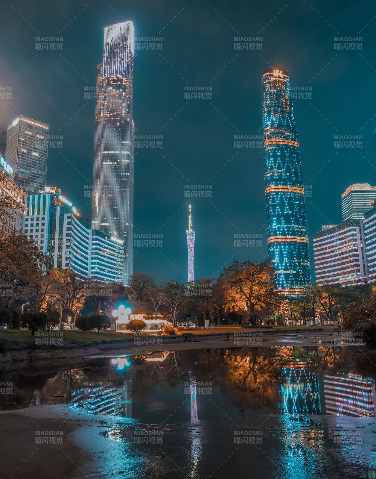 夜幕下的城市雙塔倒影