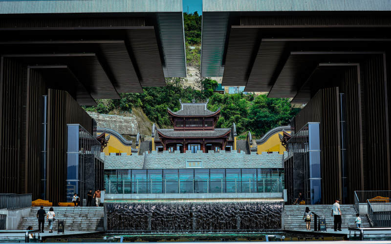 博物館現代建筑與古寺相映成趣