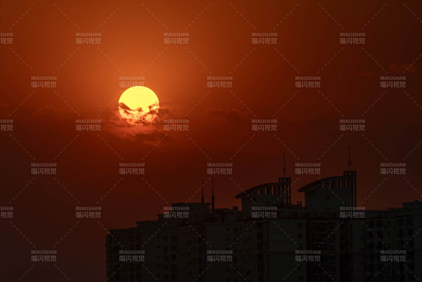 夕陽映照城市剪影