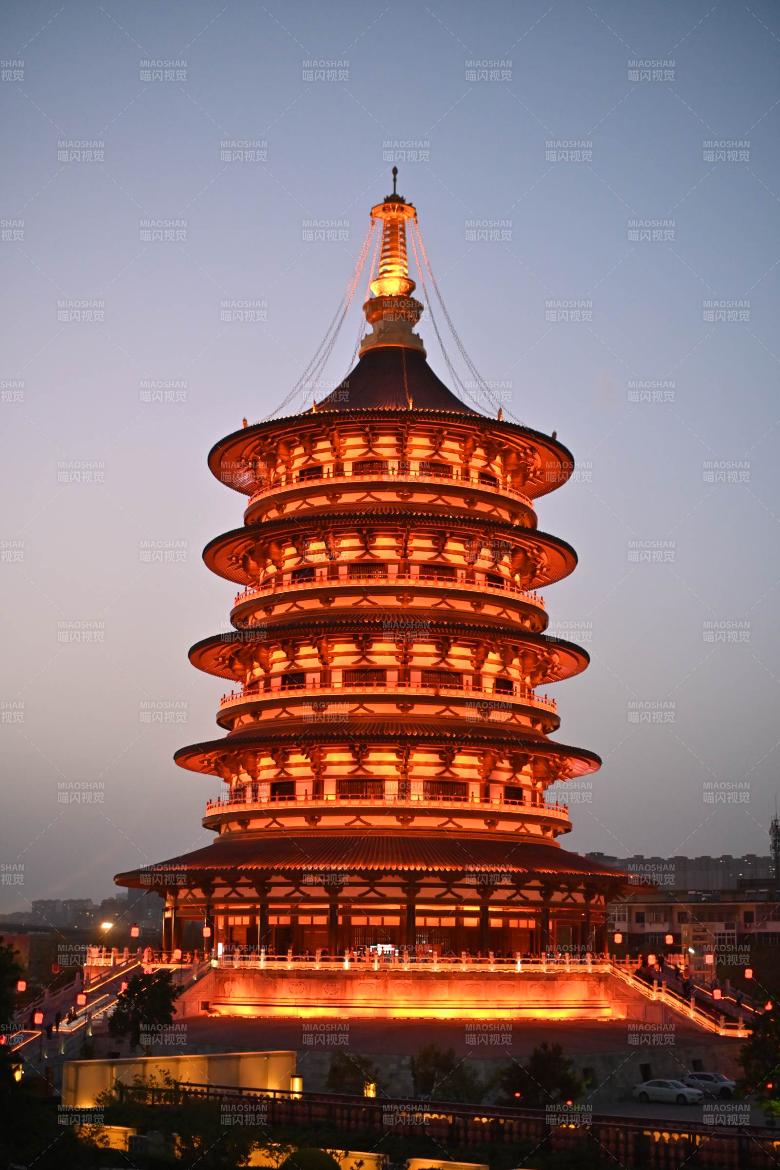 古塔夜景 燈火輝煌