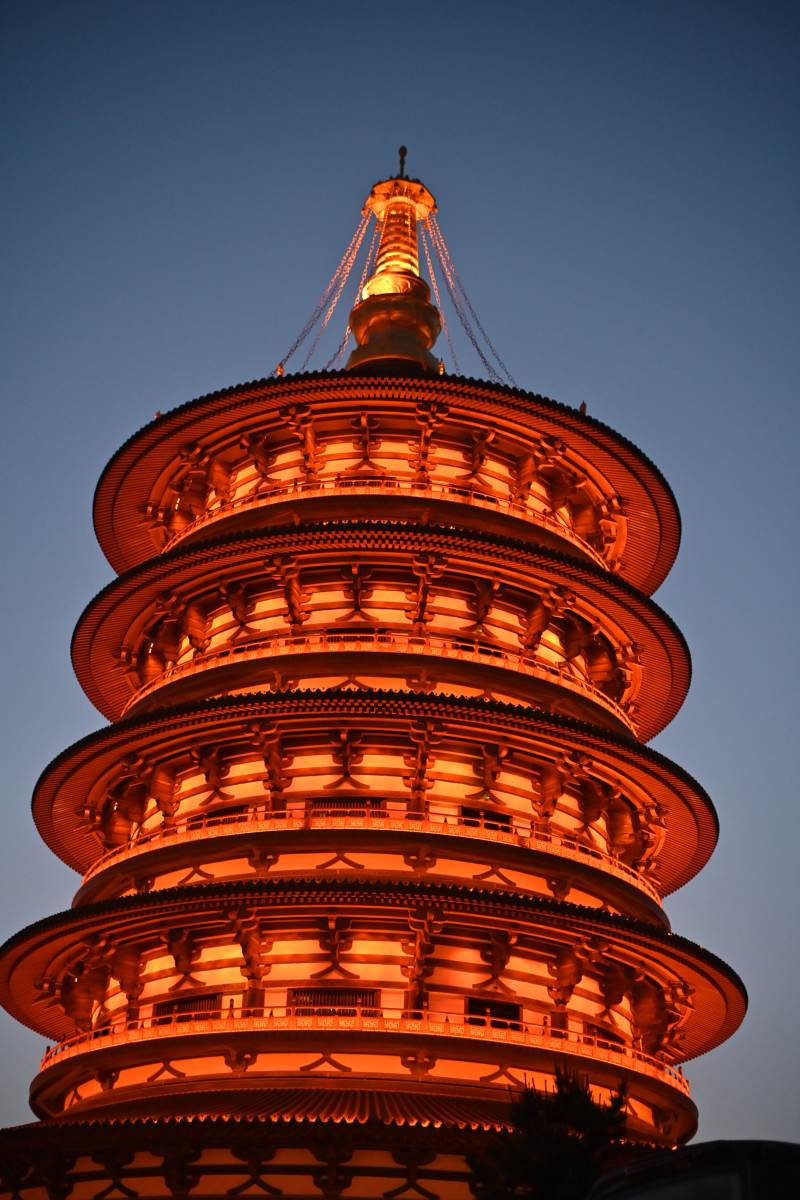 古塔夜景流光璀璨