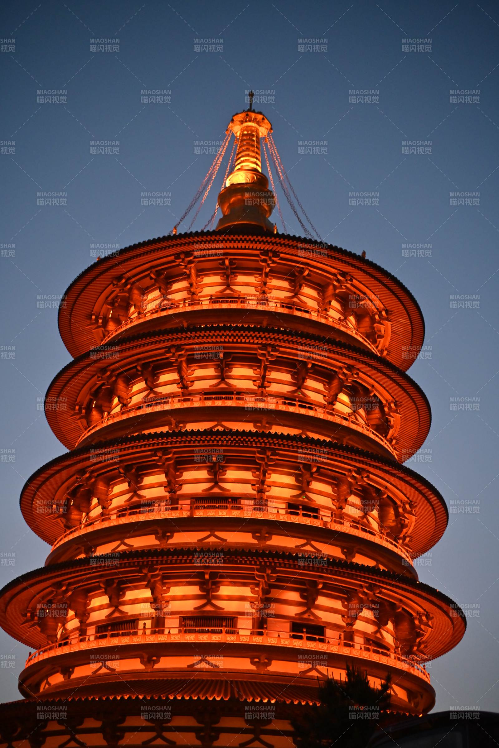 古塔夜景流光璀璨