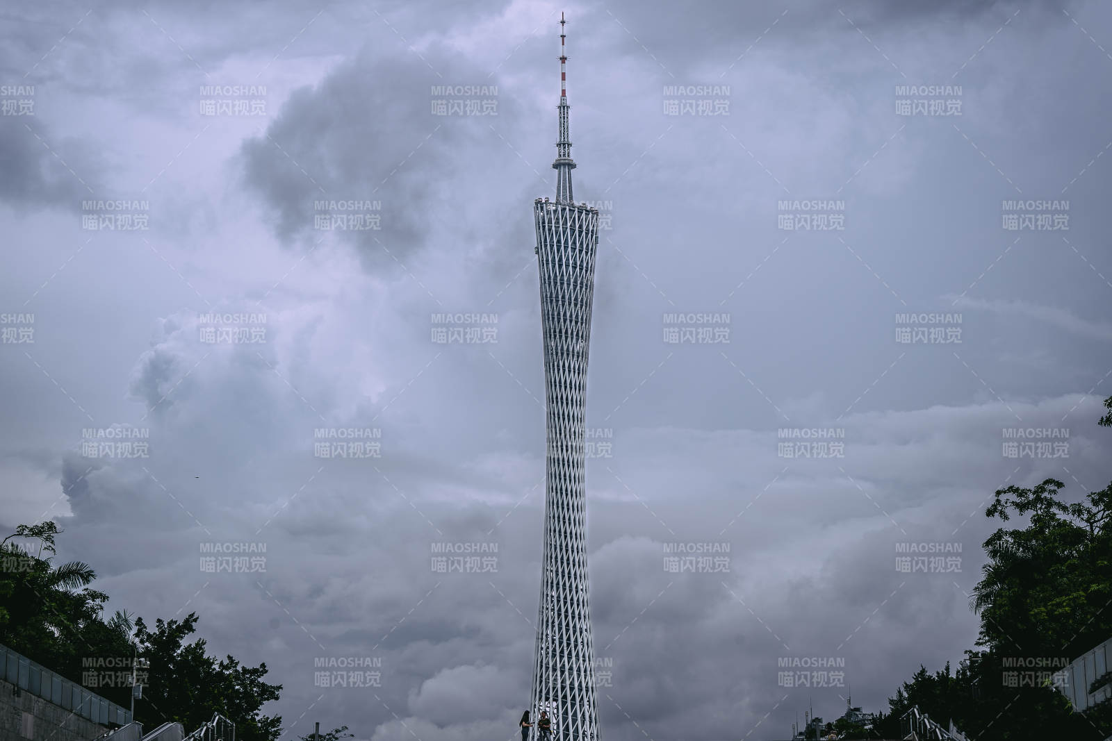 廣州塔在陰云下的剪影