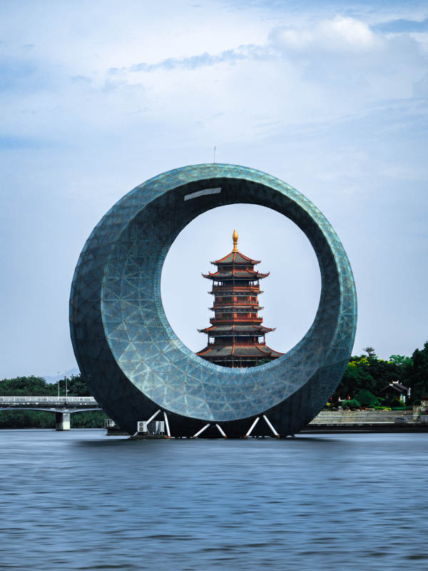 環(huán)形建筑與古塔相映成趣