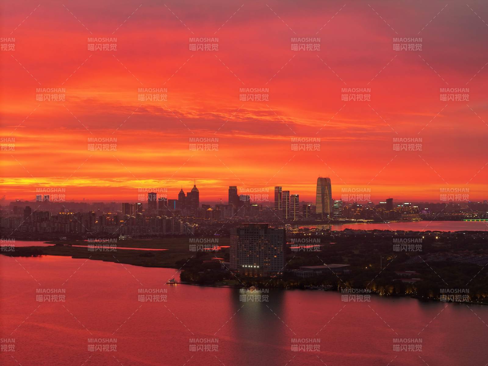 夕陽下的城市剪影