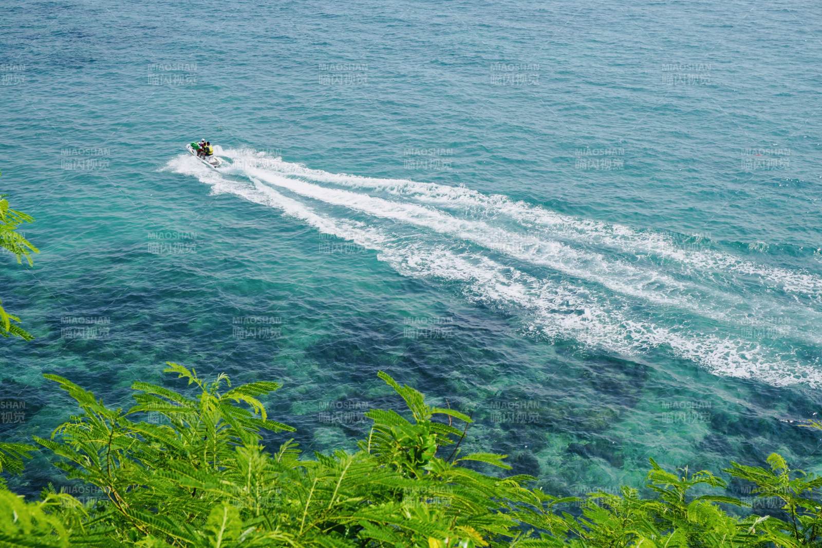 海上摩托疾馳 碧波蕩漾