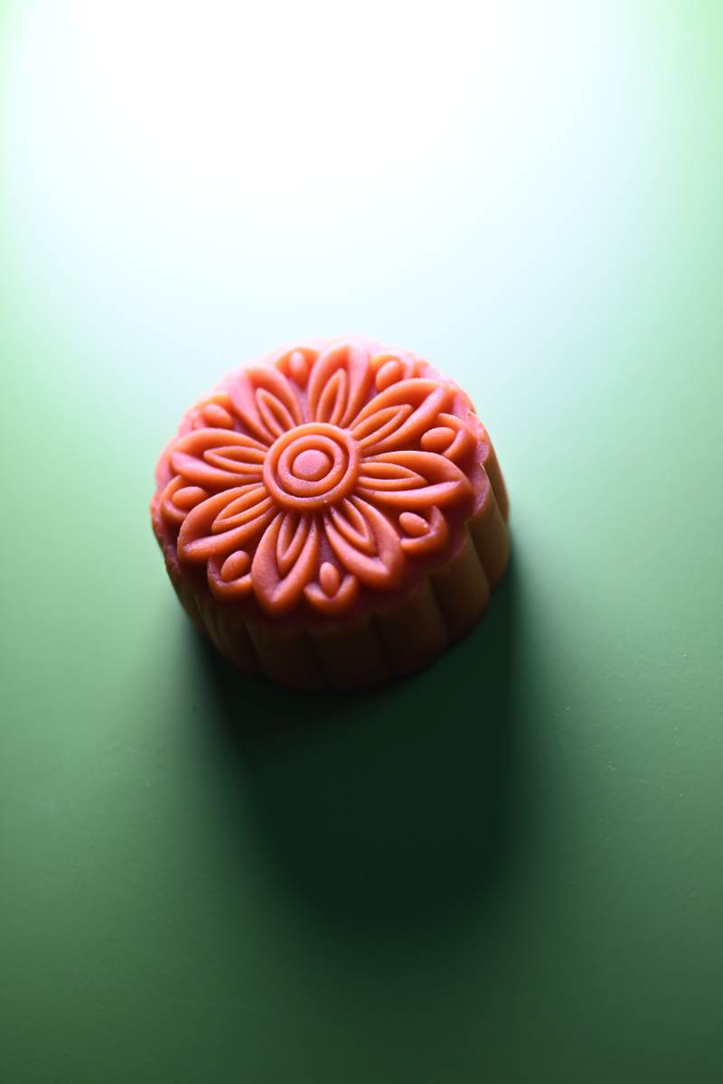 紅色花型糕點特寫