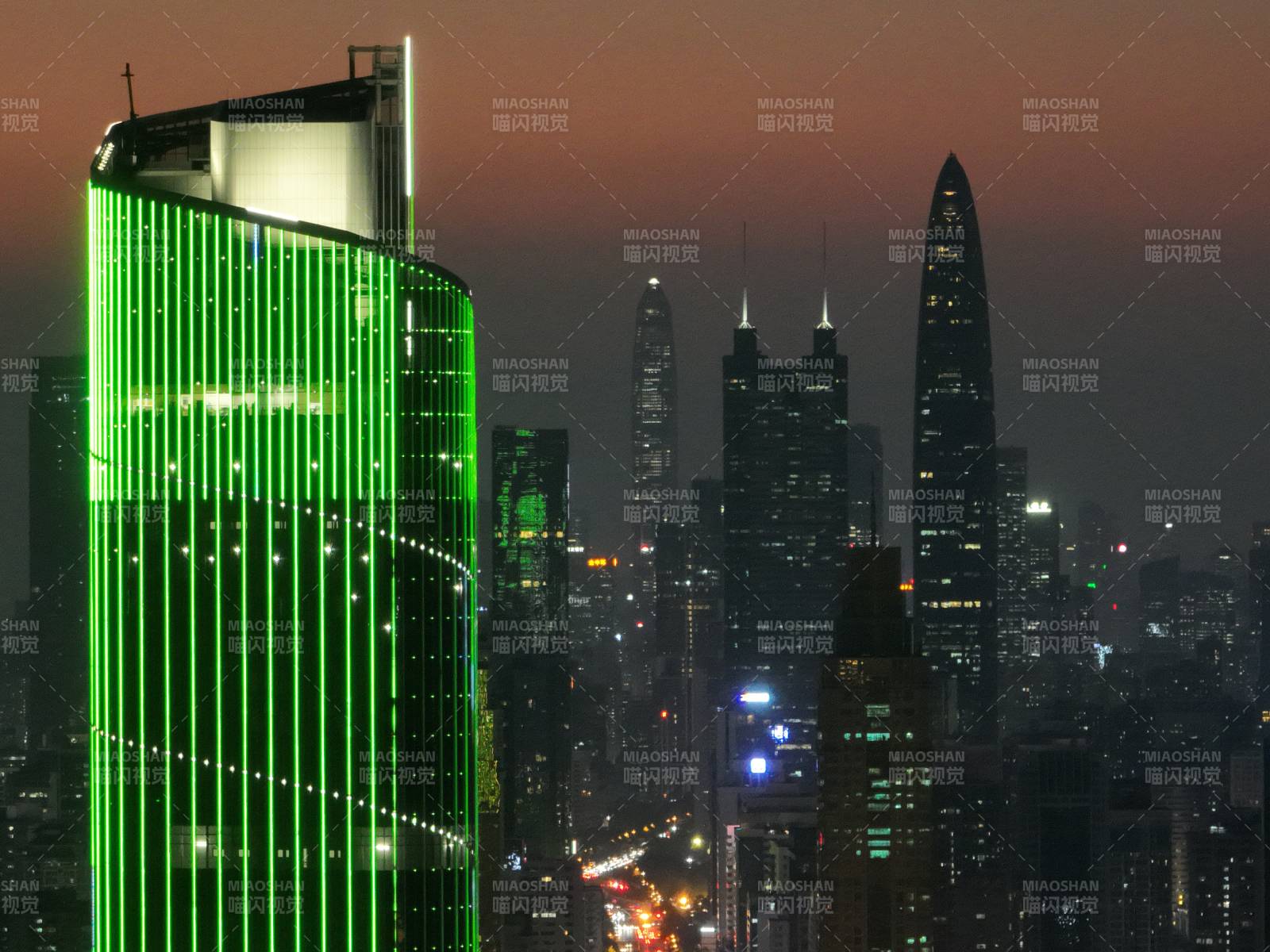 夜幕下的城市天際線
