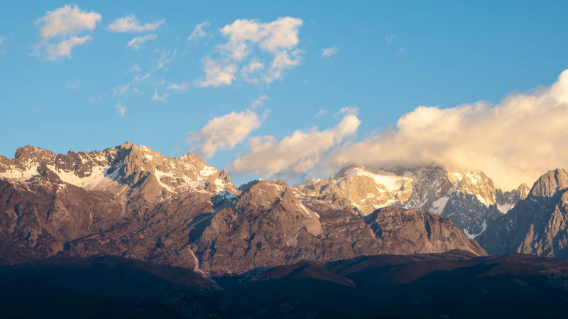 雪山晨曦 云海繚繞  云南  玉龍雪山