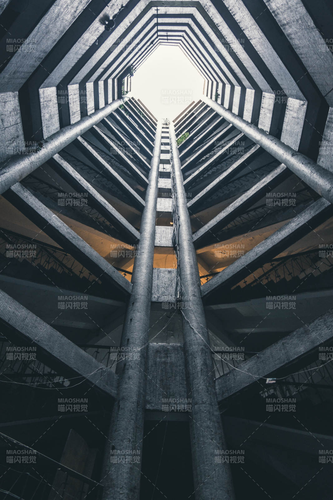工業風建筑內部結構