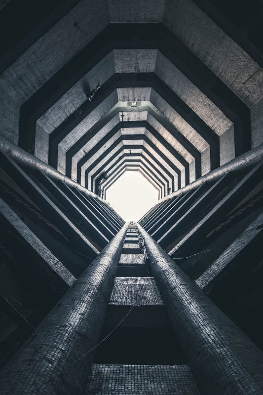 幾何建筑的光影迷宮