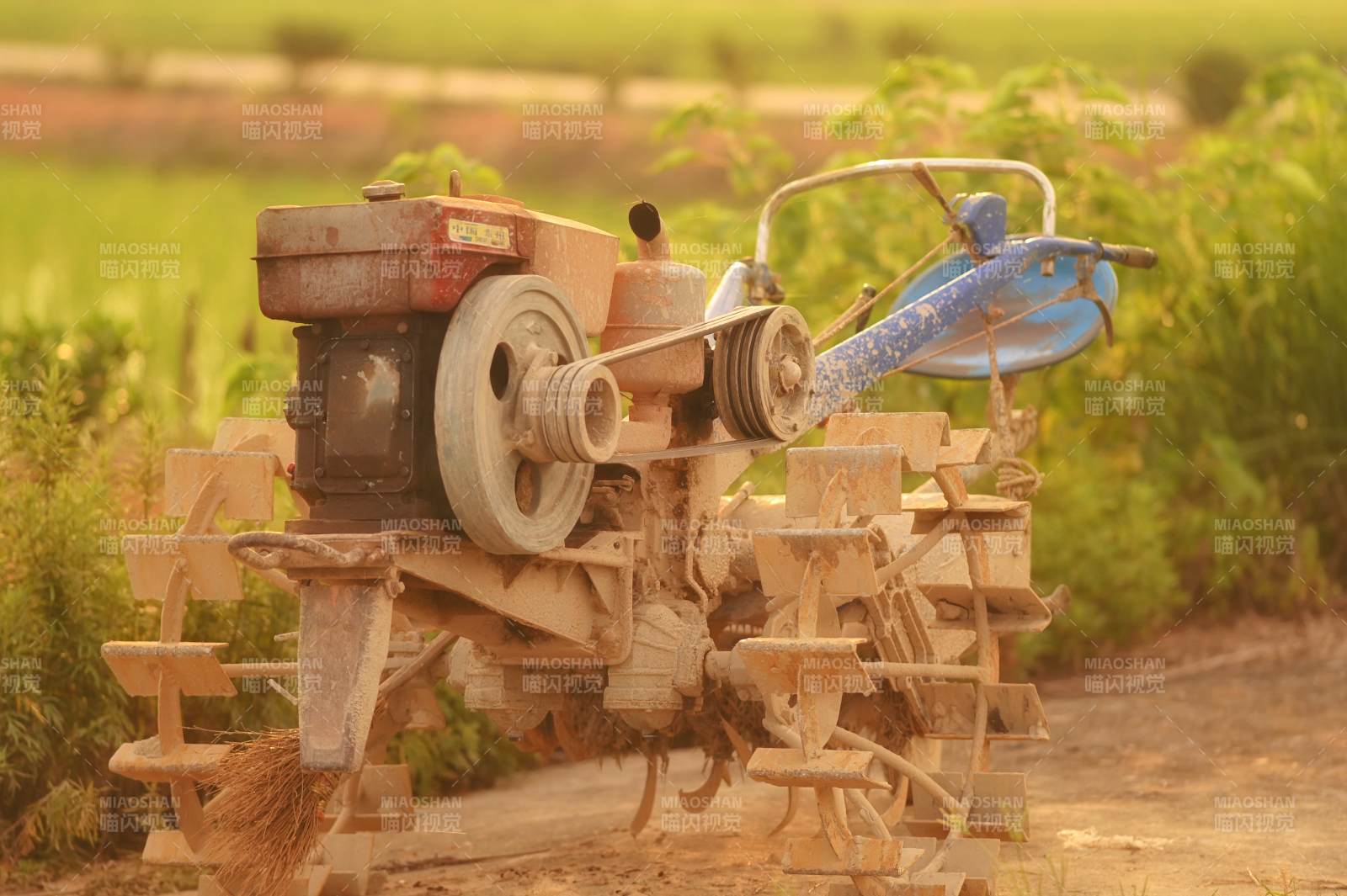農田耕作機械作業場景