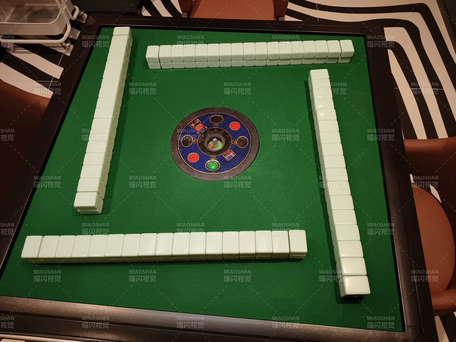麻將桌上的牌局準備中