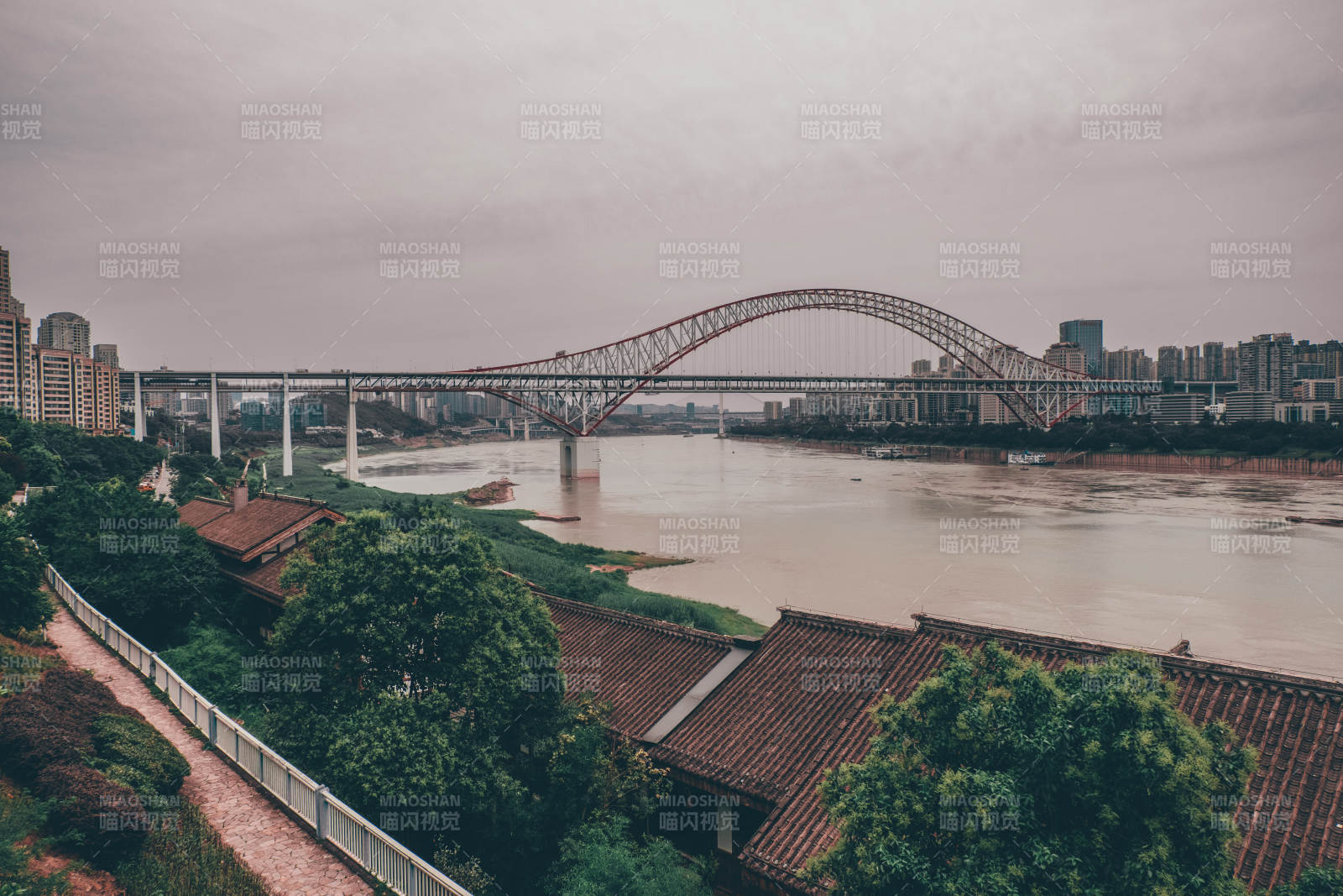 江畔拱橋映城市風光