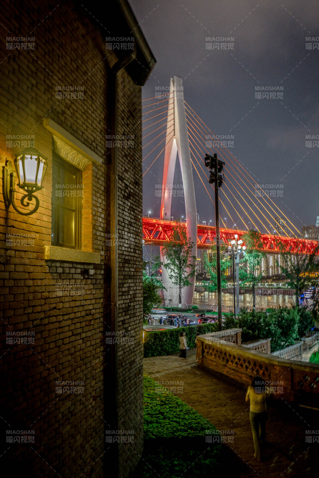 夜色中的橋梁與老建筑