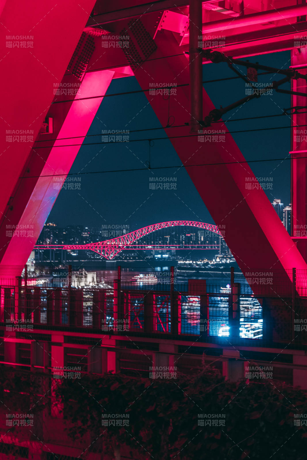 夜色中的紅色橋梁