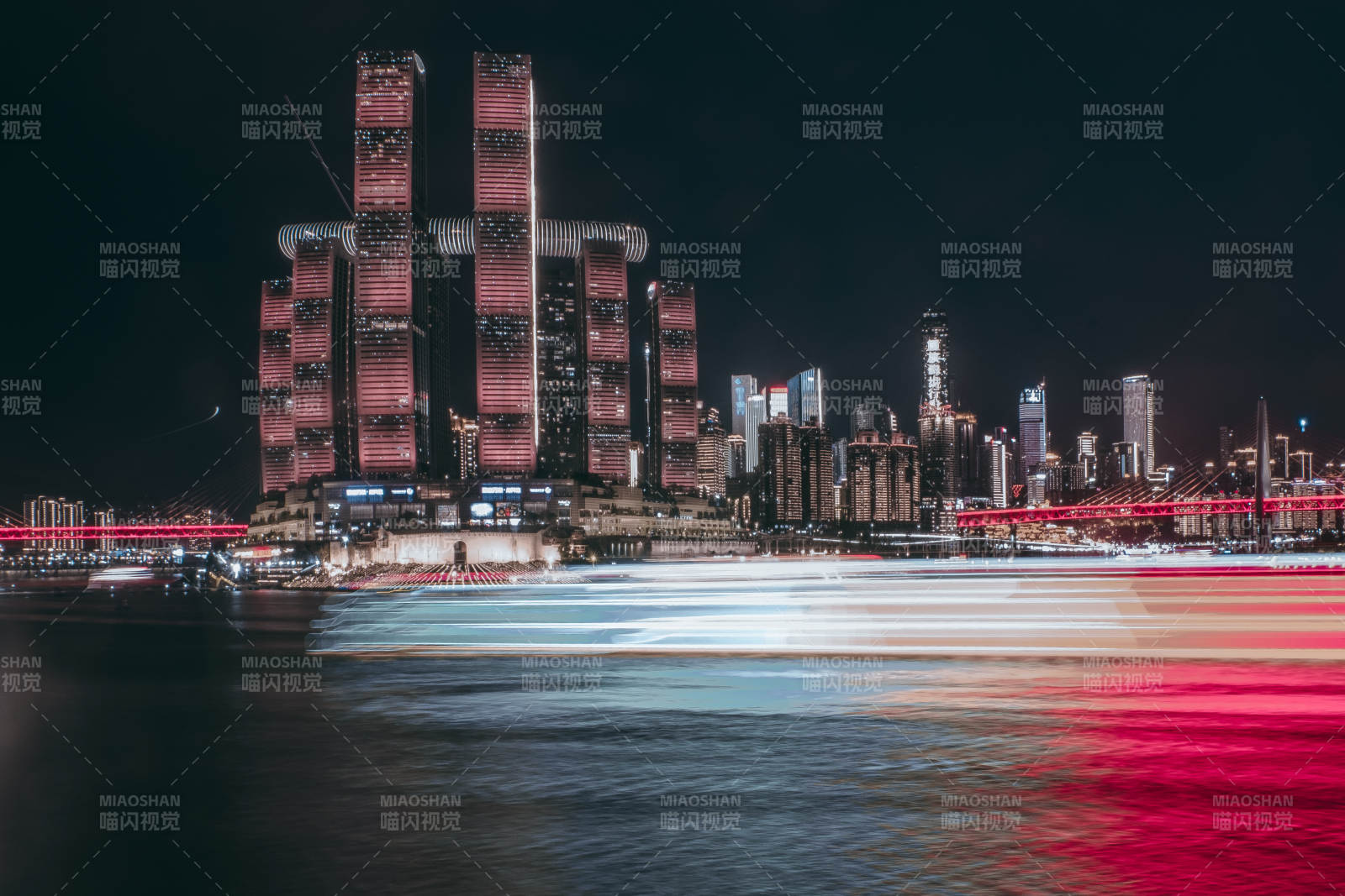 夜景城市燈光倒影