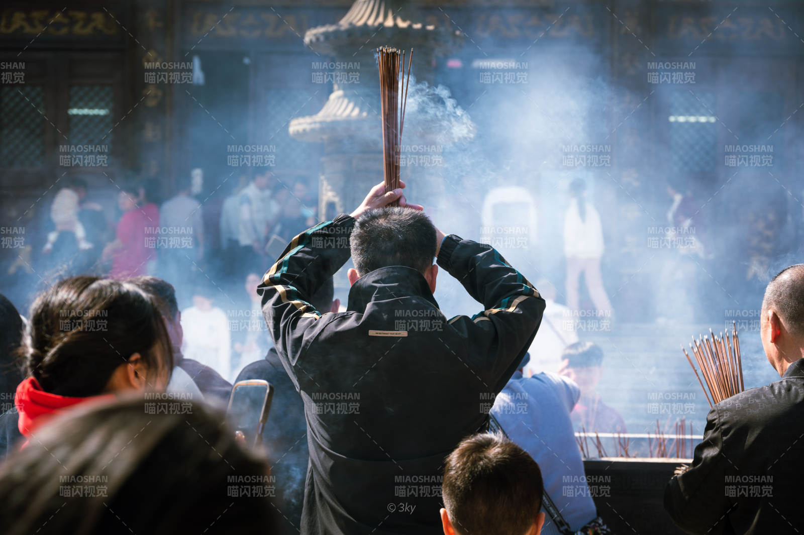 廟宇香煙繚繞 虔誠祈福