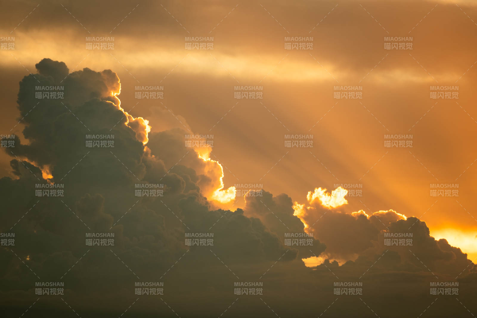 夕陽穿透云層的光芒
