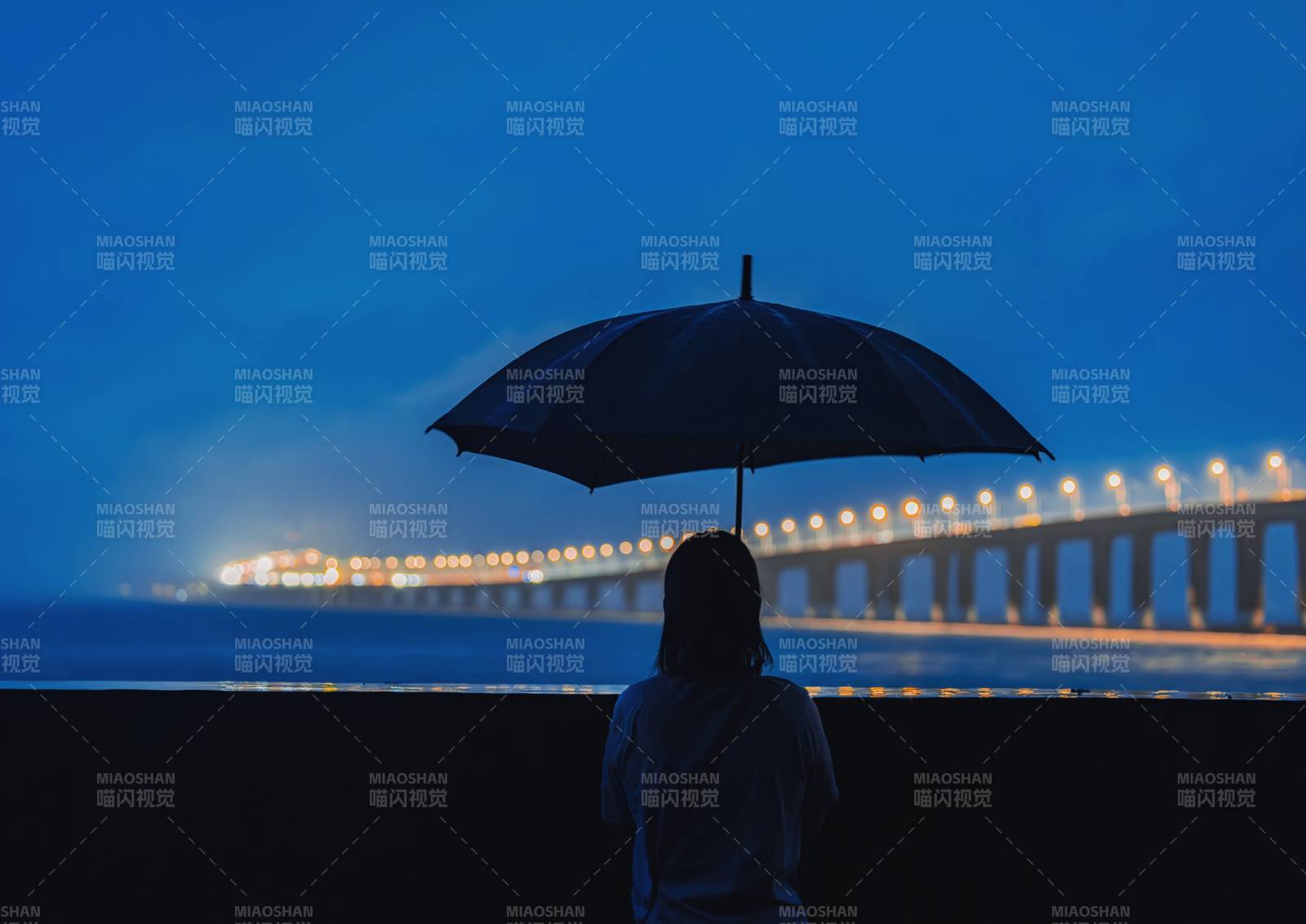 夜幕下的傘影與橋燈