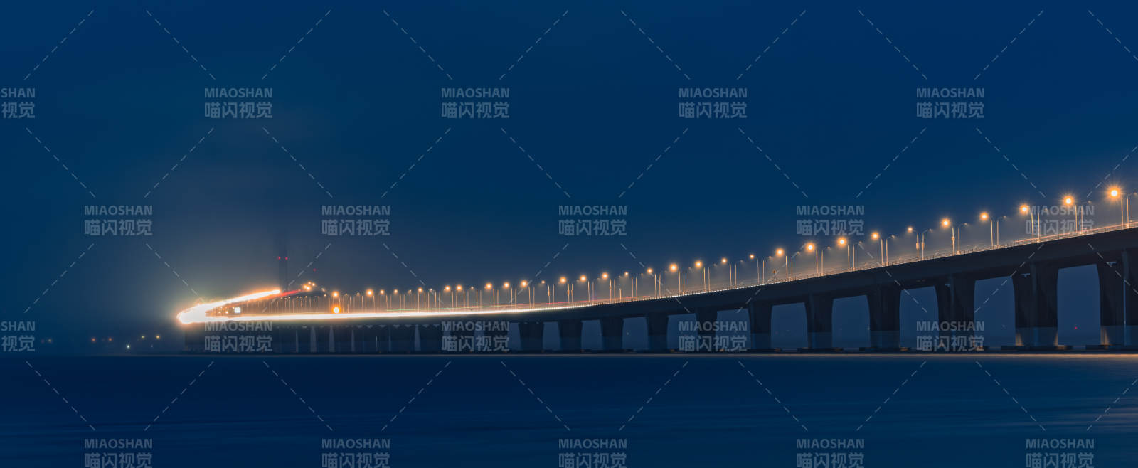 夜幕下的跨海大橋
