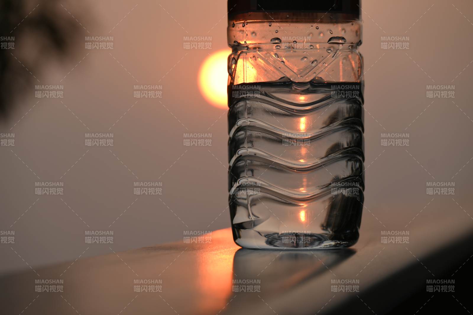 水瓶中的光影藝術(shù)