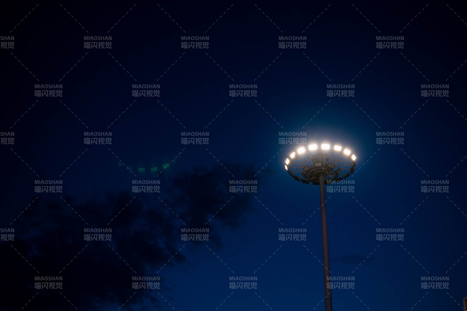 夜空下的高桿燈