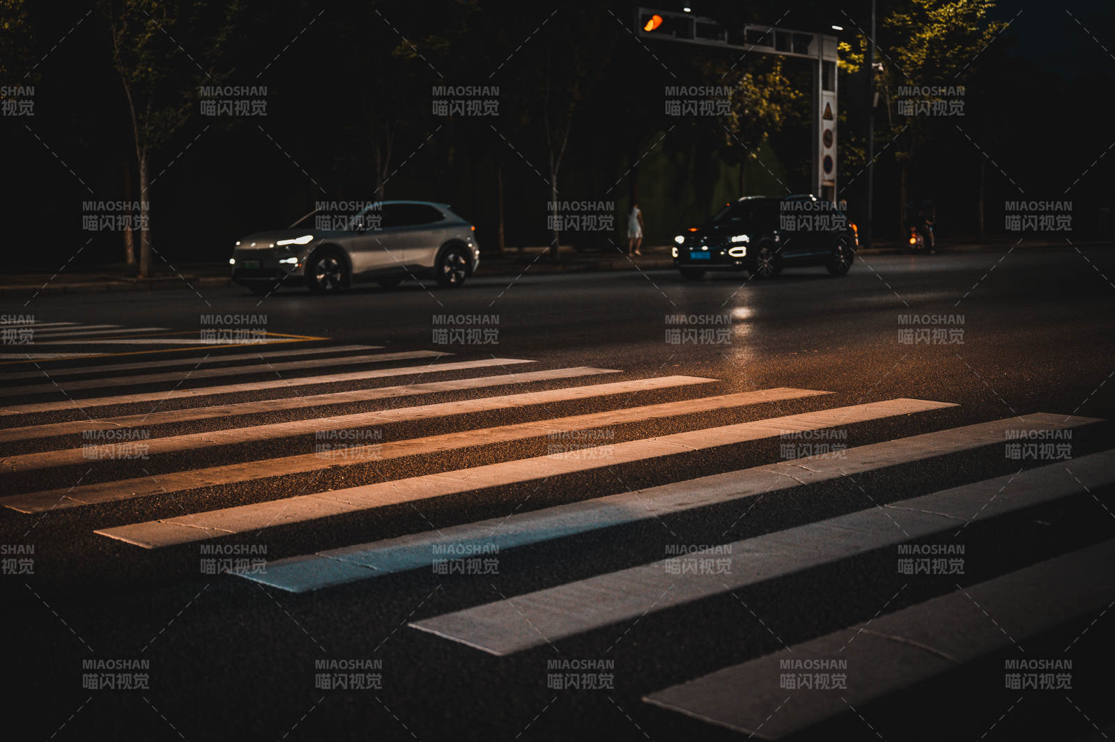 夜色中的斑馬線與車流