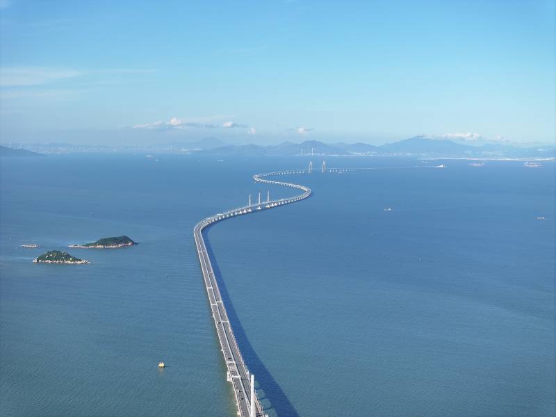 跨海大橋連接兩岸風光